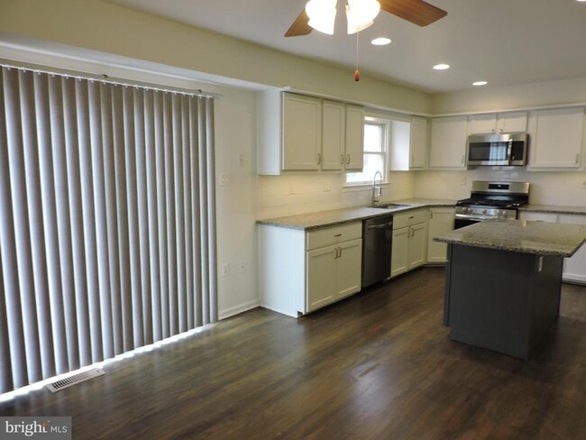 Building Photo - 115 S Bell Ave