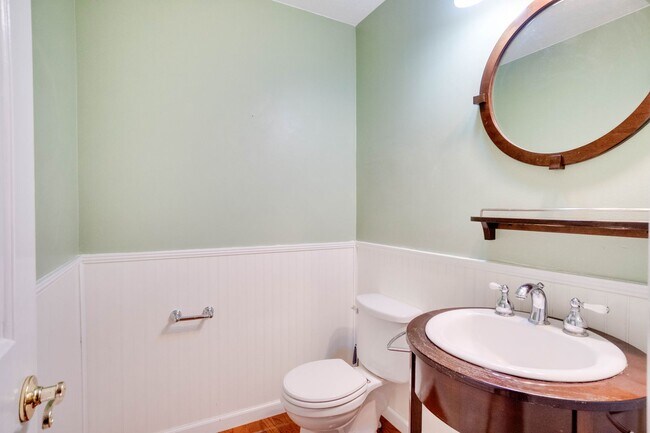 Building Photo - FOR RENT!!! STUNNING AND SPACIOUS SINGLE FAMILY HOME WITH LAKE VIEW...