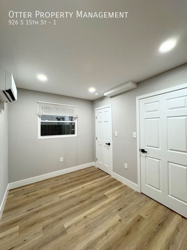 Building Photo - 926 S 15th St