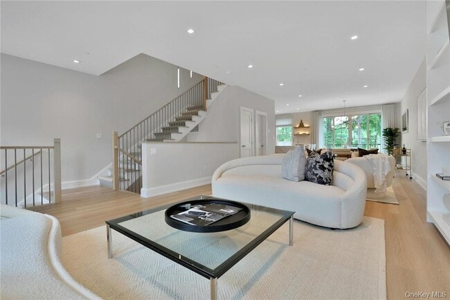 Building Photo - 162 Bedford Rd