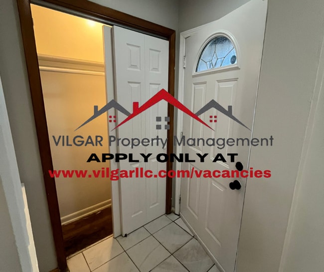 Building Photo - Step into comfort and style in this beauti...