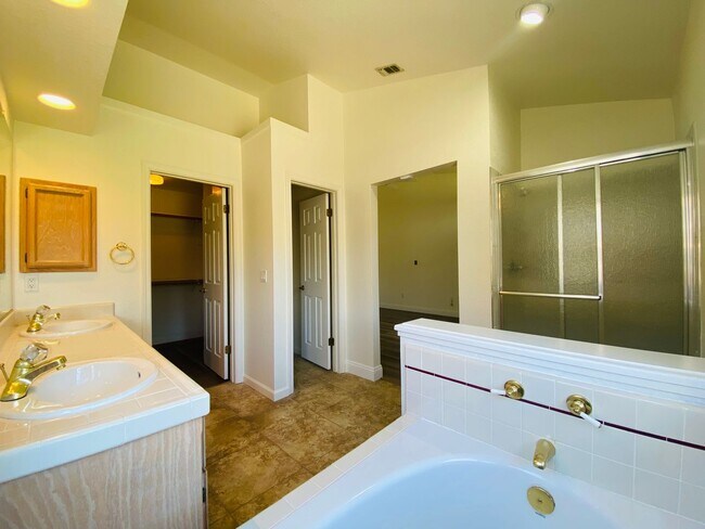 Building Photo - Charming Single-Story Corner Lot Rental