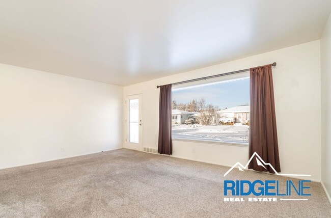 Building Photo - 204 19th Ave NW