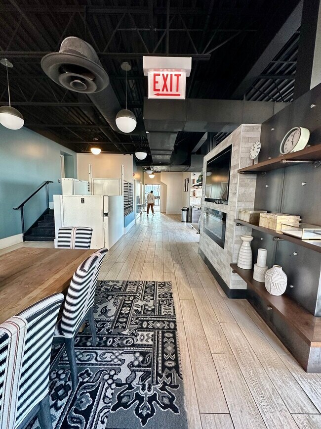 Building Photo - 660 W Wayman St