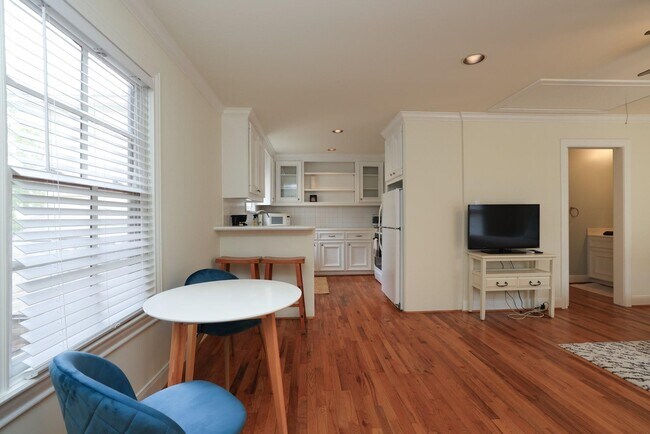 Primary Photo - 1132 Oxford St