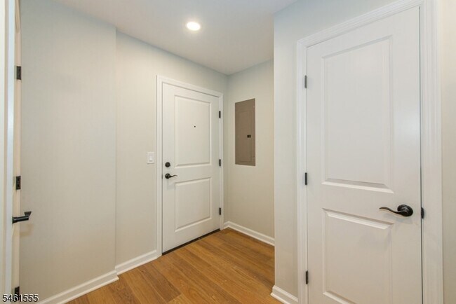 Building Photo - 39 Ledgewood Ave