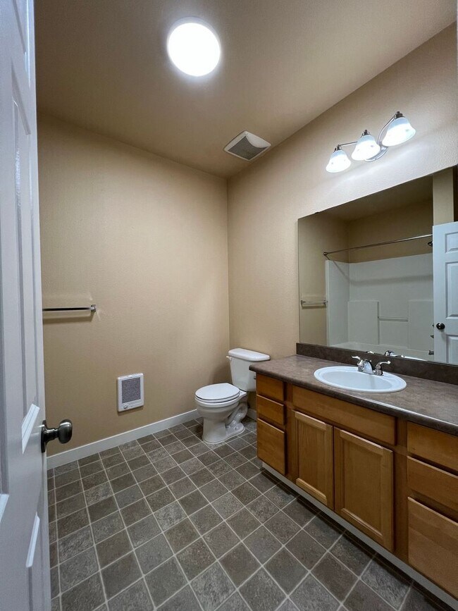 Building Photo - Beautiful Waterford Crossing 2 bedroom Condo