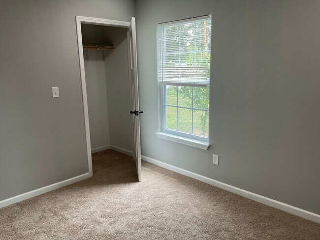 Building Photo - PRE LEASING- AVAILABLE JUNE 10TH - 3 Bedroom/2 Bathroom House In Frontenac