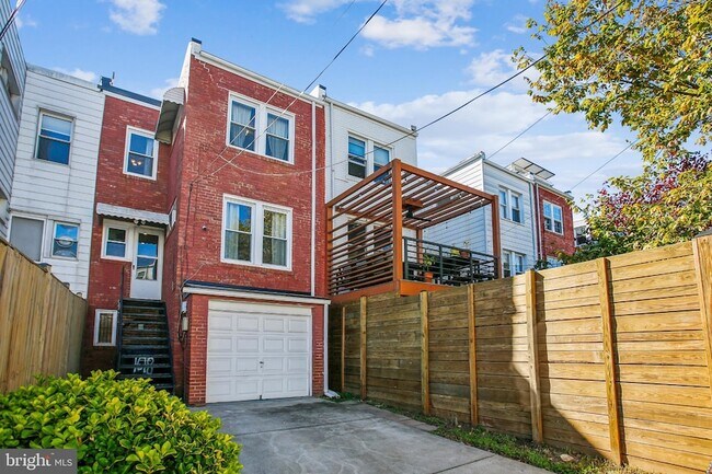 Building Photo - 1618 D St NE