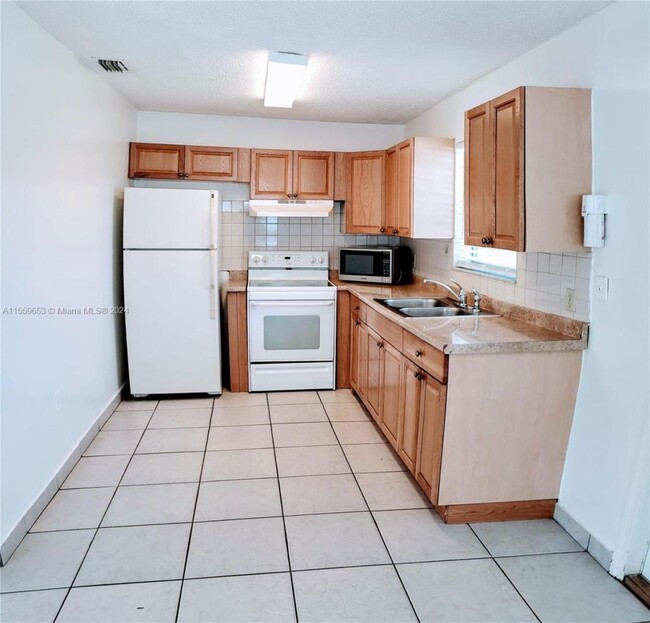 Primary Photo - 2 bedroom in Hallandale FL 33009