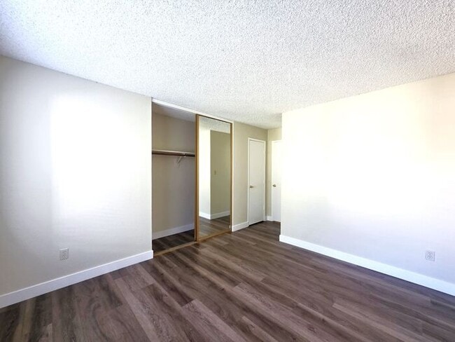 Building Photo - Updated Ground-Floor Two-bedroom One-bathr...