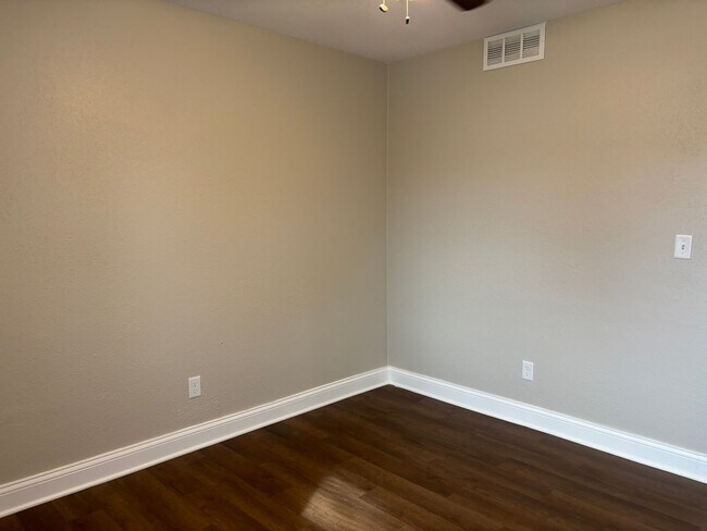 Building Photo - 3 Bed 1 Bath Remodeled House