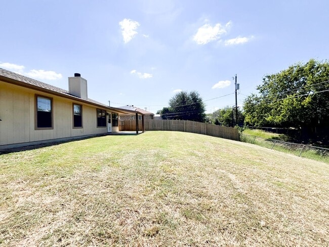 Building Photo - Available NOW!!!! This charming 1 story, 3 bedroom, 2 bath house could be your next home! Beautif...