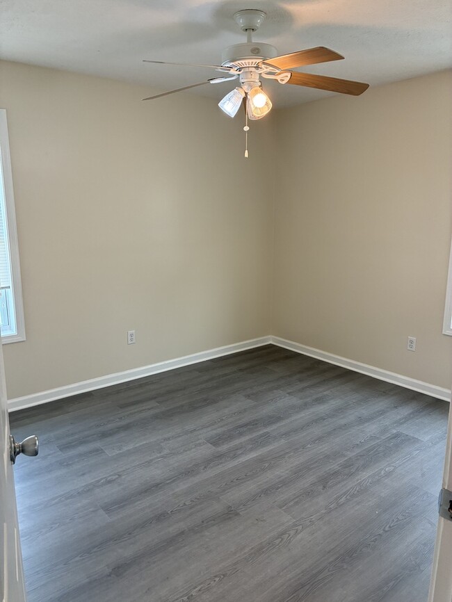 Building Photo - Beautiful 2/1 house