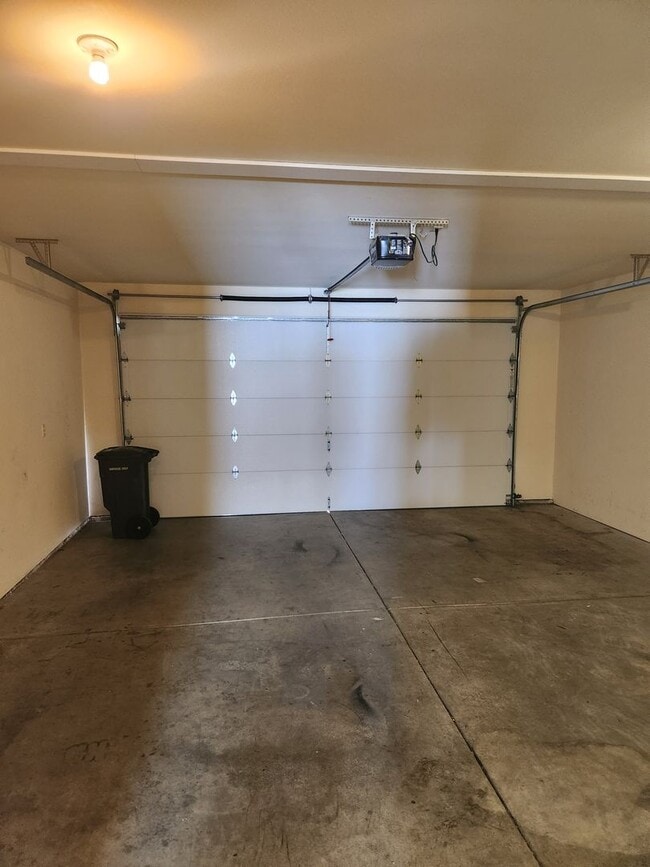 Building Photo - West Valley S. 90th 3br 2ba Double garage,...