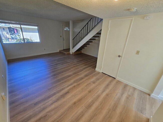 Building Photo - 910 Amistad Ct