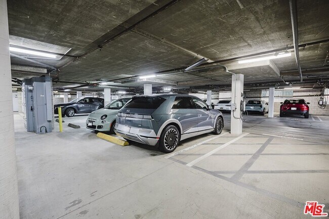 Building Photo - 937 12th St