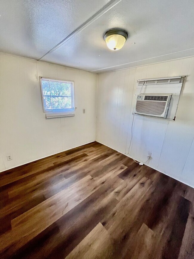 Building Photo - Dade City 2BR/1BA Mobile Home! Gorgeous Floors! Water Included