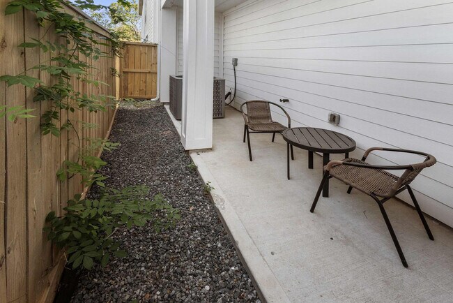 Building Photo - 6740 Peerless St