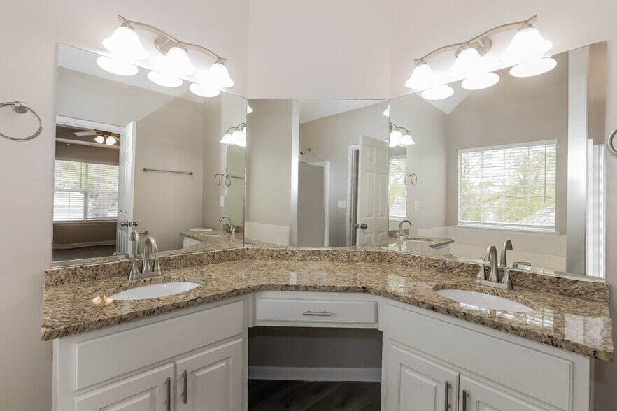 Building Photo - 459 Clearwater Way