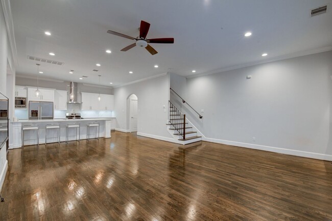 Building Photo - Beautiful 3 bedroom/3.5 bath Mediterranean...