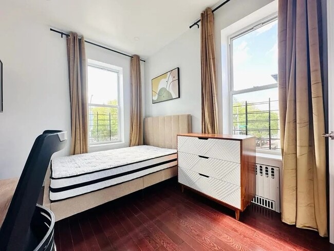 Building Photo - Furnished room/NOT APARTMENT