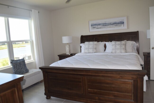 Building Photo - Stunning and elegant fully furnished 3/2/2 villa with Pool, hot tub & Lake views