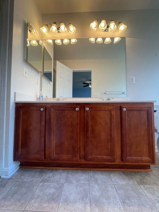 Building Photo - COZY TOWNHOUSE - Minutes to Quantico