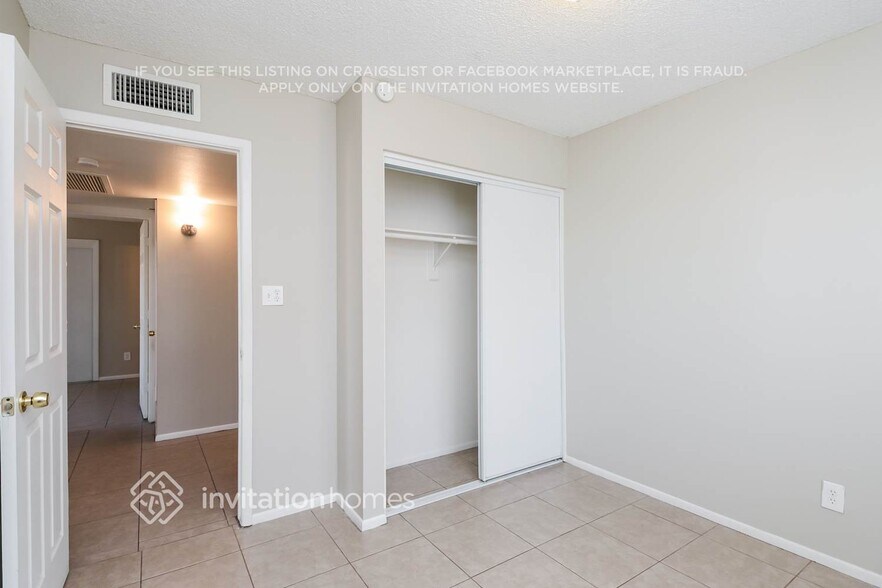 Building Photo - 2022 W Windrose Dr