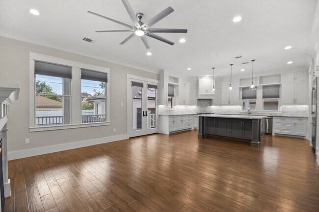 Building Photo - Luxury 3-Bed Home with Solar Panels, Tesla...