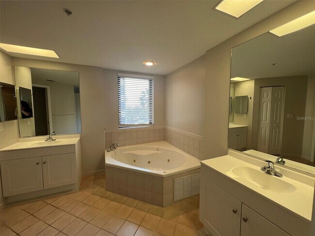 Building Photo - 670 Island Way