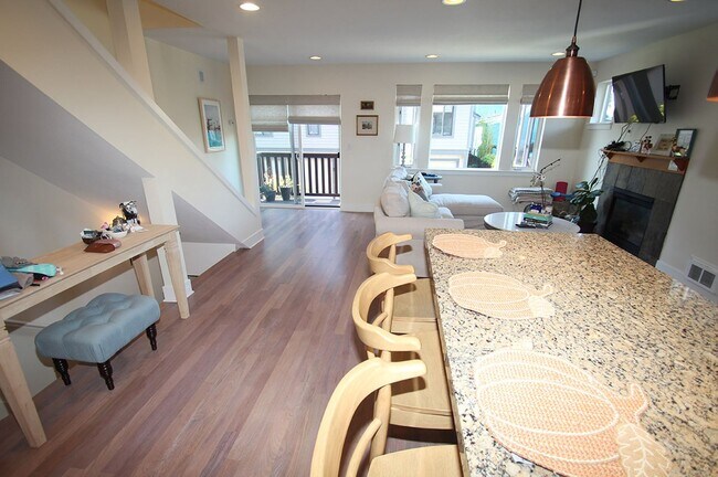 Building Photo - LUXURY 2-BED BALLARD TOWNHOME FOR RENT WIT...
