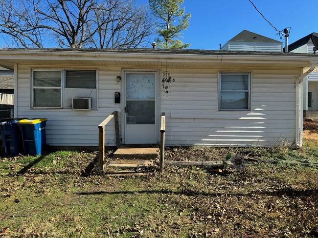 Building Photo - 2 Bedroom Home