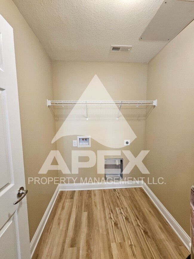 Building Photo - AVALON TOWNHOMES – LIKE NEW - 2 Bd/2.5 Ba ...