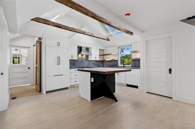 Building Photo - 335 Herricks Ln