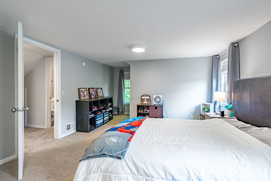 Building Photo - 226302 Swan Ave