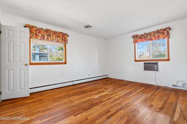 Building Photo - 150 Cloverdale Cir