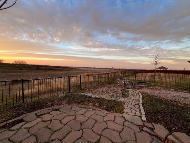 Building Photo - 4205 Lakeside Dr