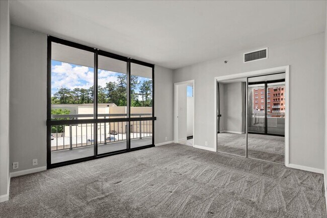 Building Photo - 3481 Lakeside Dr NE