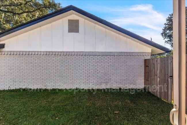 Building Photo - 11403 Largo Dr