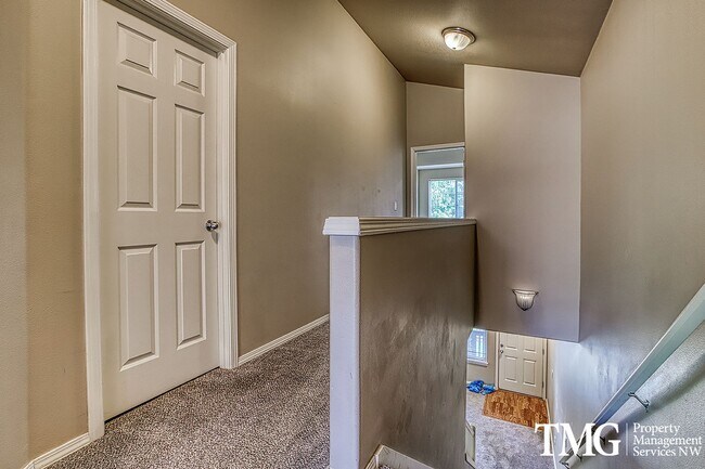 Building Photo - Contemporary 2 Bed 2.5 Bath Townhome in Hi...