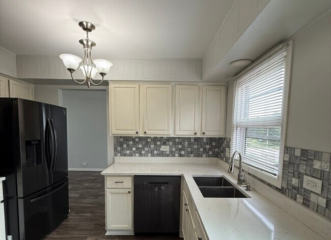 Building Photo - 2116 Briar Hill Dr