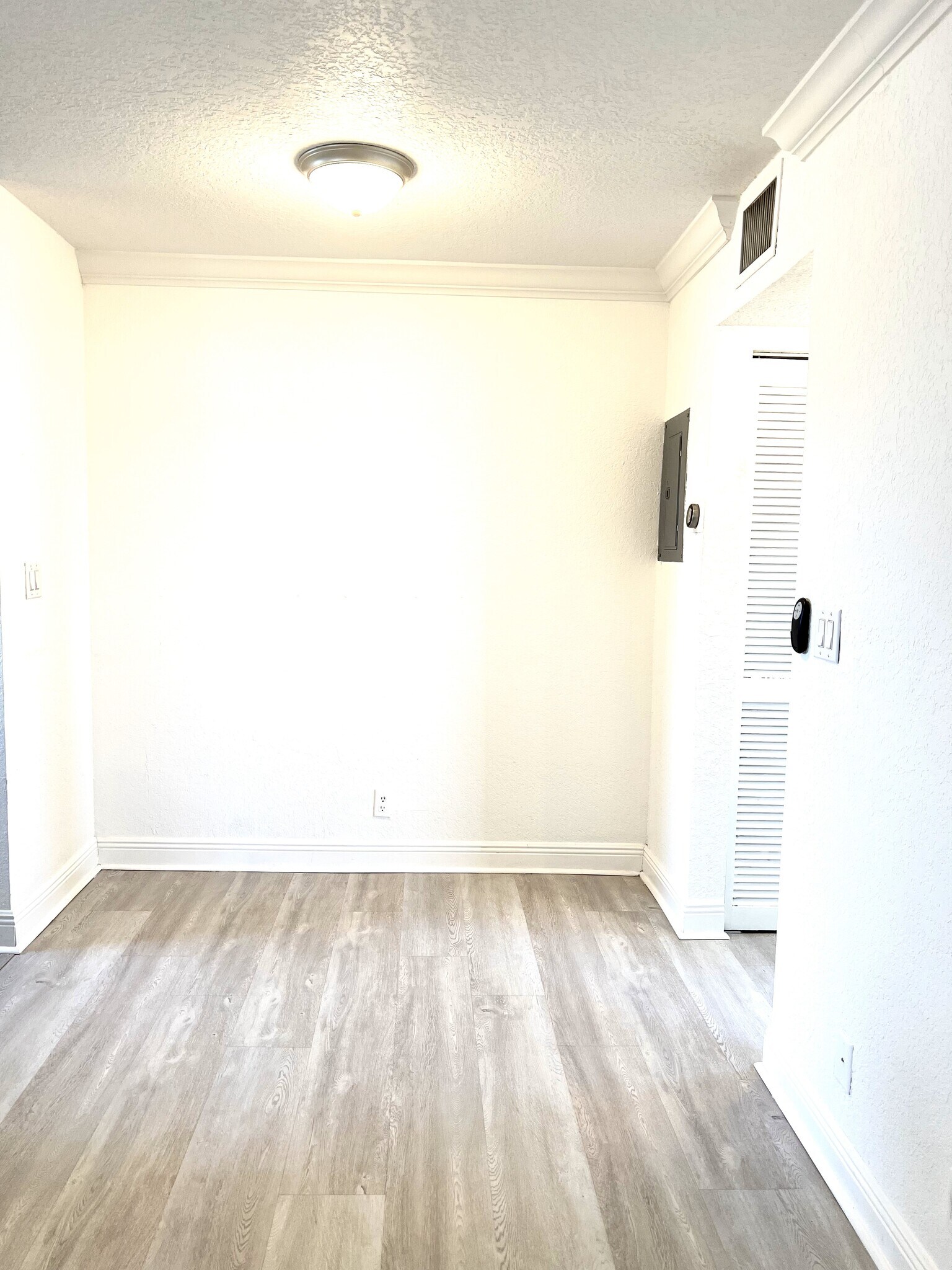 Dining Alcove - 110 SE 2nd St