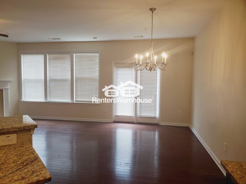 Building Photo - 1592 Richmond Dr