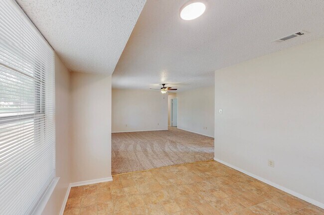 Building Photo - Coming Soon! Comfortable 3 bd / 2 ba Home for Lease in Cleburne