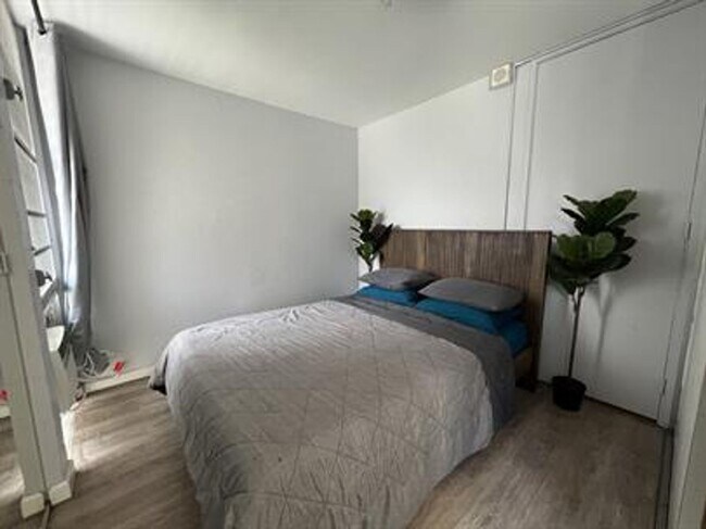 Building Photo - Available now | A Unfurnished 2 Bedroom, 1 Bath Apartment with 1 Assigned parking in Alexander To...