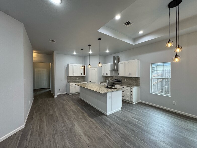 Building Photo - 2213 Beverly Dr