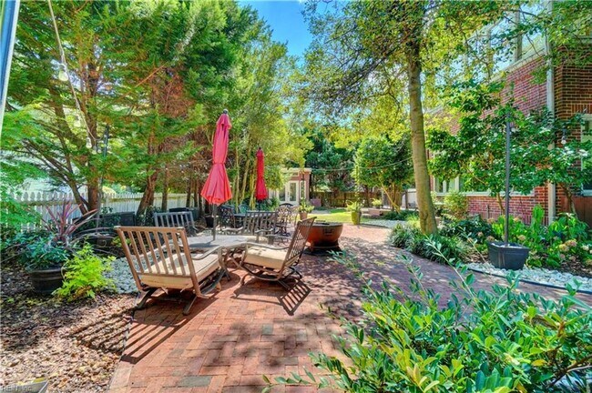 Building Photo - LARCHMONT