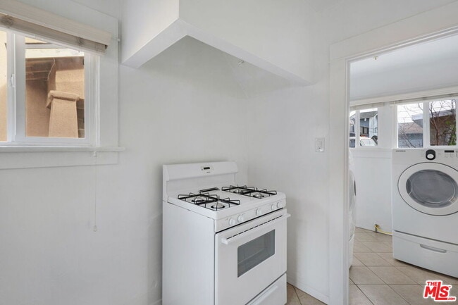 Building Photo - 333 W 70th St