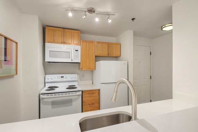 Building Photo - 1616 Summit Ave